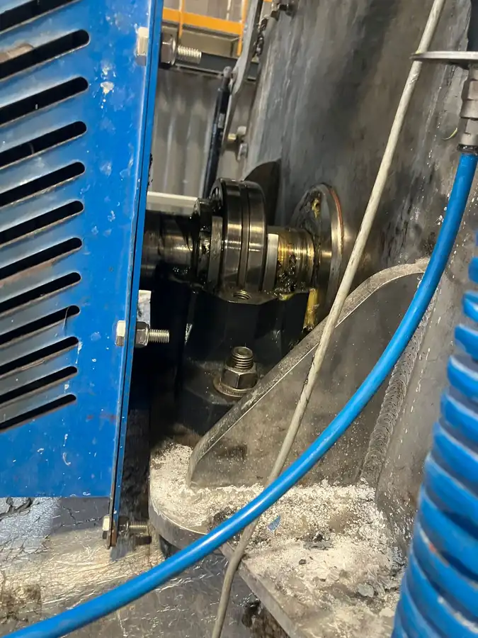Sprzęgło i obudowa łożyska przy silniku elektrycznym — remont in-situ